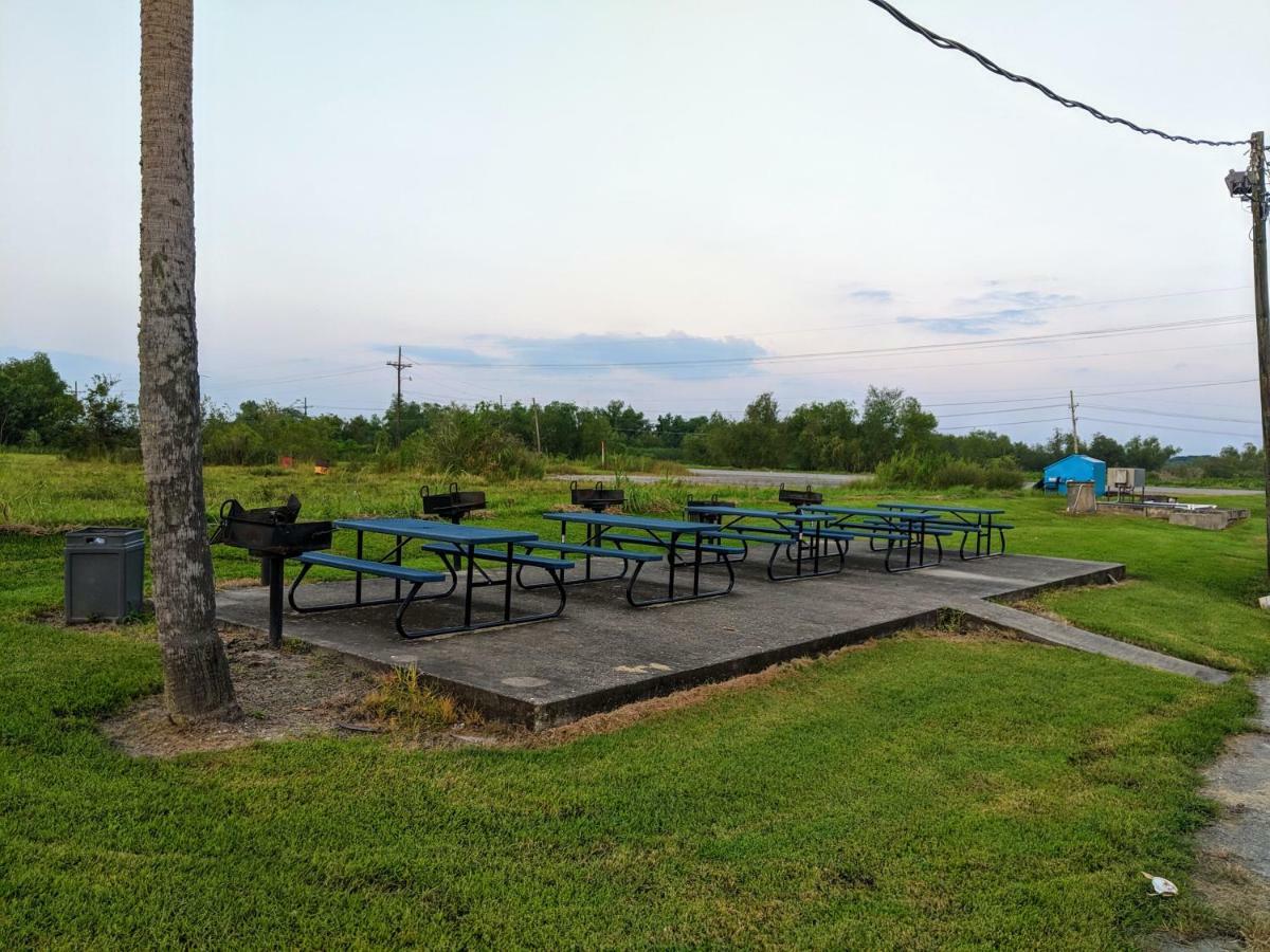 Lake Houmas Inn Exterior photo